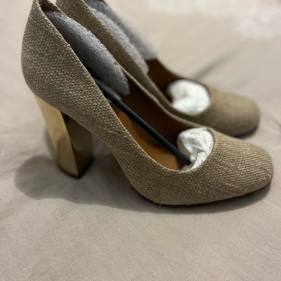 Tory Burch Madison pump with gold metallic 4” heel. Size 8. Only been worn twice - Picture 3 of 7